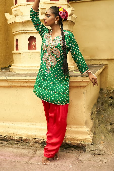 Shop Sheeshakari Green Silk Beads, Zari Round Neck Hand Embroidered Bandhani Kurta Set at Aza Fashions Shop_Sheeshakari_Green Silk Beads, Zari Round Neck Hand Embroidered Bandhani Kurta Set _at_Aza_Fashions