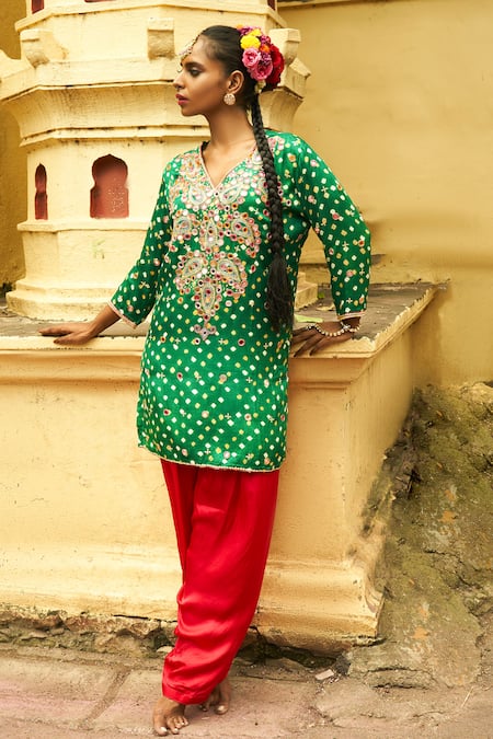Sheeshakari Green Silk Beads, Zari Round Neck Hand Embroidered Bandhani Kurta Set Online at Aza Fashions Sheeshakari_Green Silk Beads, Zari Round Neck Hand Embroidered Bandhani Kurta Set _Online_at_Aza_Fashions