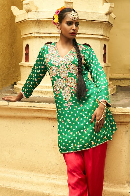 Sheeshakari Green Silk Beads, Zari Round Neck Hand Embroidered Bandhani Kurta Set at Aza Fashions Sheeshakari_Green Silk Beads, Zari Round Neck Hand Embroidered Bandhani Kurta Set _at_Aza_Fashions