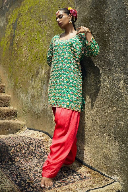 Shop Sheeshakari Green Silk Embroidery, Mirrors, Zari Round Neck Bandhani Work Kurta Set Shop_Sheeshakari_Green Silk Embroidery, Mirrors, Zari Round Neck Bandhani Work Kurta Set