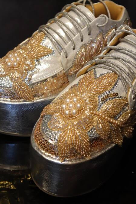 Buy_Chal Jooti_Silver Sequins, Beads Floral Embroidered Sneakers 