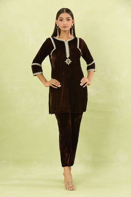 Samyukta Singhania_Brown Velvet Mirrors Split V-neck Hand Embellished Kurta Set _Online_at_Aza_Fashions