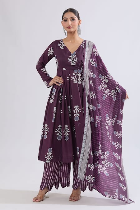 Naintara Bajaj_Purple Muslin Embroidery V-neck Floral Print Angarkha Kurta Set _Online_at_Aza_Fashions