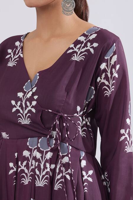 Naintara Bajaj_Purple Muslin Embroidery V-neck Floral Print Angarkha Kurta Set _at_Aza_Fashions