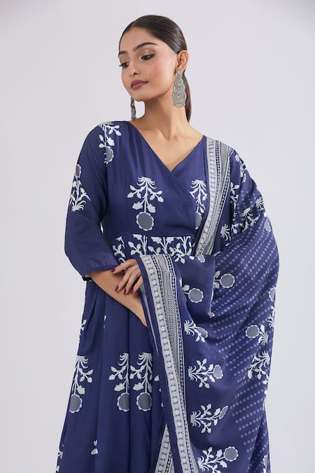 Naintara Bajaj Blue Muslin Embroidery V-neck Floral Print Angarkha Kurta Set Online at Aza Fashions Naintara Bajaj_Blue Muslin Embroidery V-neck Floral Print Angarkha Kurta Set _Online_at_Aza_Fashions