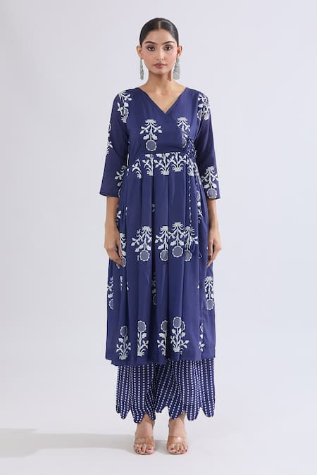 Naintara Bajaj Blue Muslin Embroidery V-neck Floral Print Angarkha Kurta Set at Aza Fashions Naintara Bajaj_Blue Muslin Embroidery V-neck Floral Print Angarkha Kurta Set _at_Aza_Fashions