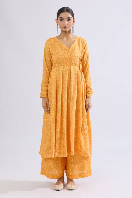 Naintara Bajaj_Yellow Muslin V-neck Floral Bandhani Angarkha Kurta Set _Online_at_Aza_Fashions