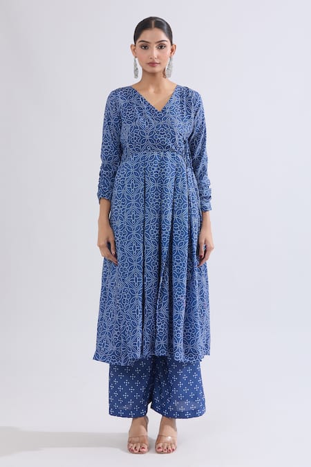 Naintara Bajaj_Blue Muslin Embroidery V-neck Floral Bandhani Print Angarkha Set _Online_at_Aza_Fashions