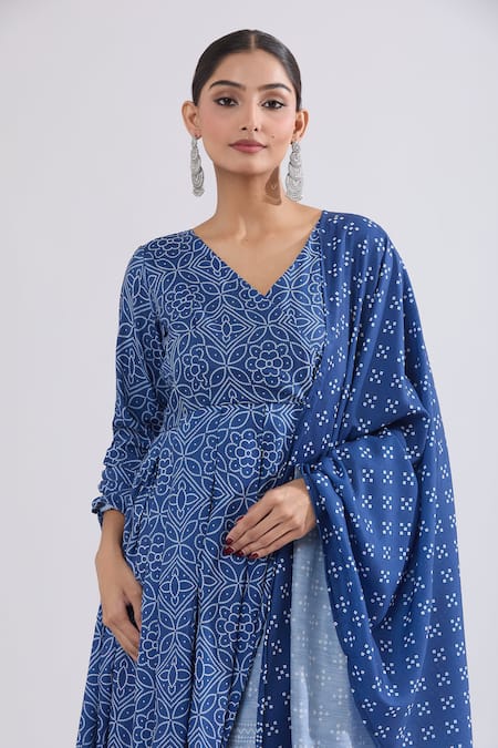 Buy_Naintara Bajaj_Blue Muslin Embroidery V-neck Floral Bandhani Print Angarkha Set _Online_at_Aza_Fashions