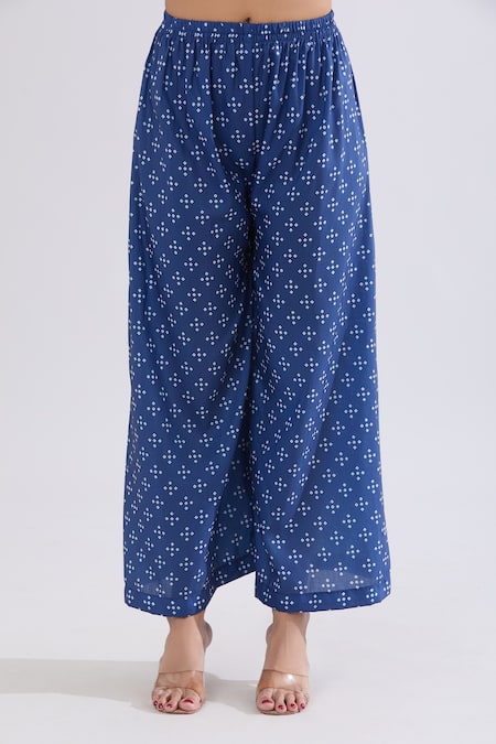 Naintara Bajaj_Blue Muslin Embroidery V-neck Floral Bandhani Print Angarkha Set _at_Aza_Fashions