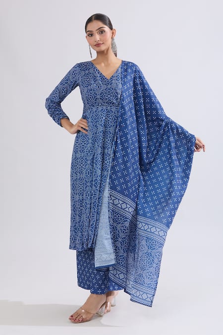 Buy_Naintara Bajaj_Blue Muslin Embroidery V-neck Floral Bandhani Print Angarkha Set 