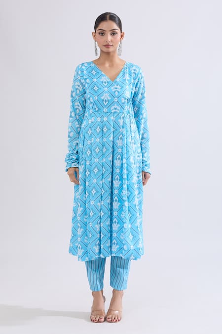 Naintara Bajaj_Blue Muslin V-neck Abstract Geometric Print Angarkha Kurta Set _Online_at_Aza_Fashions