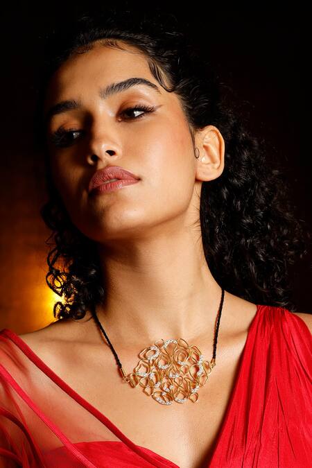 Buy_Mnsh_Gold Plated Cubic Zirconia Cutwork Pendant Necklace 