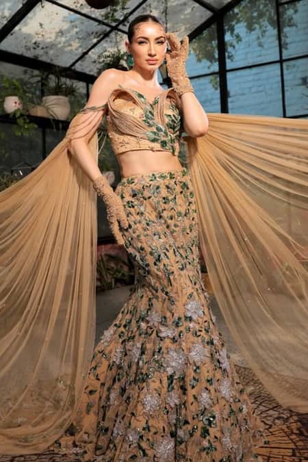 Kaynaat By Aanchal Sawhney_Gold Net Embroidery Sweetheart Neck 3d Leaf Lehenga Set _Online_at_Aza_Fashions