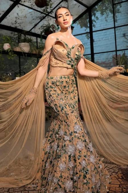 Buy_Kaynaat By Aanchal Sawhney_Gold Net Embroidery Sweetheart Neck 3d Leaf Lehenga Set _Online_at_Aza_Fashions