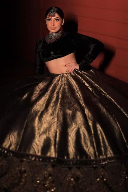 Kaynaat By Aanchal Sawhney_Black Velvet, Organza, Brocade Crystals, Sequins, Cut Embellished Lehenga Set _Online_at_Aza_Fashions