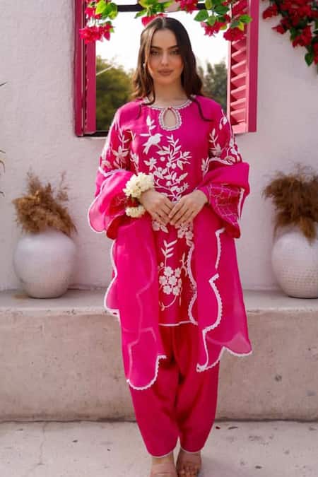 Kaynaat By Aanchal Sawhney_Pink Organza, Chanderi Sequins, Beads, Embroidery Keyhole Floral Kurta Set _Online_at_Aza_Fashions