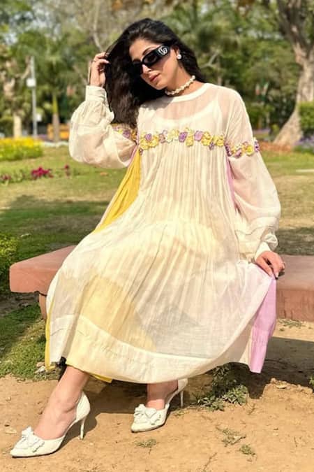Kaynaat By Aanchal Sawhney_Ivory Chanderi Cut Work Boat Neck Floral Embroidered Kurta And Pant Set _Online_at_Aza_Fashions