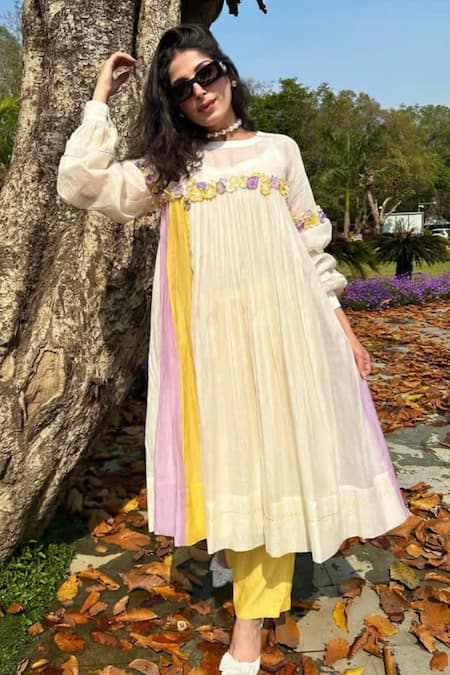 Buy_Kaynaat By Aanchal Sawhney_Ivory Chanderi Cut Work Boat Neck Floral Embroidered Kurta And Pant Set _Online_at_Aza_Fashions