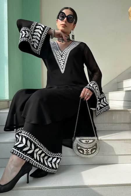 Kaynaat By Aanchal Sawhney_Black Georgette Embroidery V-neck Thread Kurta Set _Online_at_Aza_Fashions