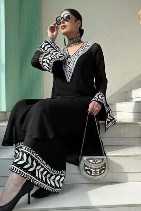 Buy_Kaynaat By Aanchal Sawhney_Black Georgette Embroidery V-neck Thread Kurta Set _Online_at_Aza_Fashions