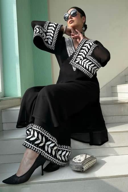 Shop_Kaynaat By Aanchal Sawhney_Black Georgette Embroidery V-neck Thread Kurta Set _Online_at_Aza_Fashions