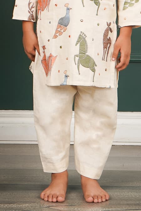 Shruti Jalan_Cream Chanderi, Cotton, Silk Embroidery Bird Motif Kurta Set _Online_at_Aza_Fashions