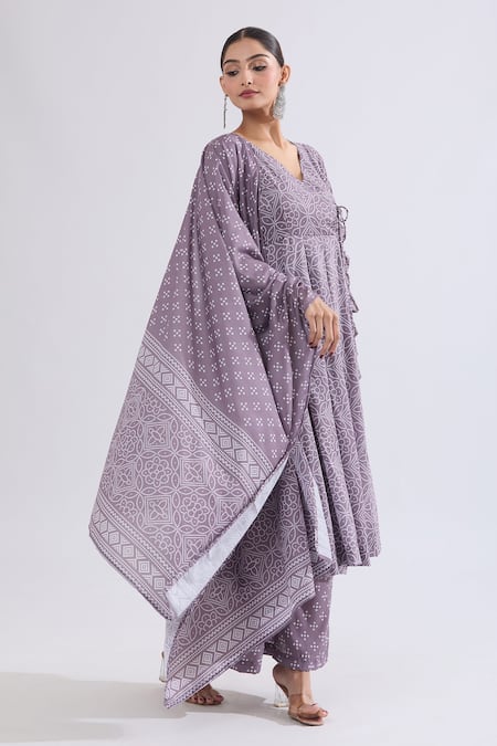 Buy_Naintara Bajaj_Purple Muslin Embroidery V-neck Floral Bandhani Angarkha Kurta Set 