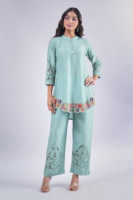 Samyukta Singhania_Green Cotton, Silk Embroidery Mandarin Collar Thread Flower Kurta And Pant Set_at_Aza_Fashions