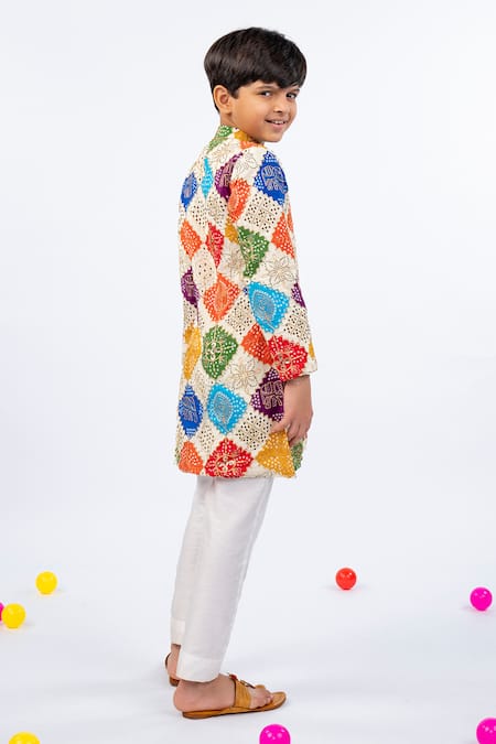 Shop JILMIL DREAMWEAR Off White Crepe Sequins Bandhani Print Kurta Set at Aza Fashions Shop_JILMIL DREAMWEAR_Off White Crepe Sequins Bandhani Print Kurta Set _at_Aza_Fashions