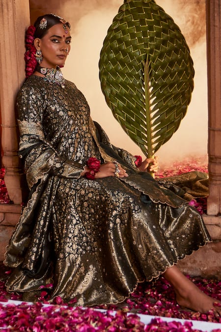 Buy Safaa Green Velvet, Silk Embroidery Round Neck Bottle Woven Anarkali Set Buy_Safaa_Green Velvet, Silk Embroidery Round Neck Bottle Woven Anarkali Set