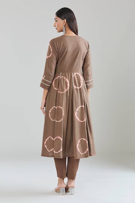 Shop Naintara Bajaj Brown Pure Cotton Lace V Neck Tie-dye Pattern Anarkali Set at Aza Fashions Shop_Naintara Bajaj_Brown Pure Cotton Lace V Neck Tie-dye Pattern Anarkali Set _at_Aza_Fashions