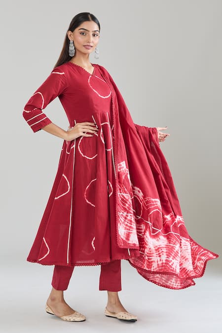 Shop Naintara Bajaj Red Cotton Lace V-neck Tie-dye Pattern Anarkali Set Online at Aza Fashions Shop_Naintara Bajaj_Red Cotton Lace V-neck Tie-dye Pattern Anarkali Set _Online_at_Aza_Fashions