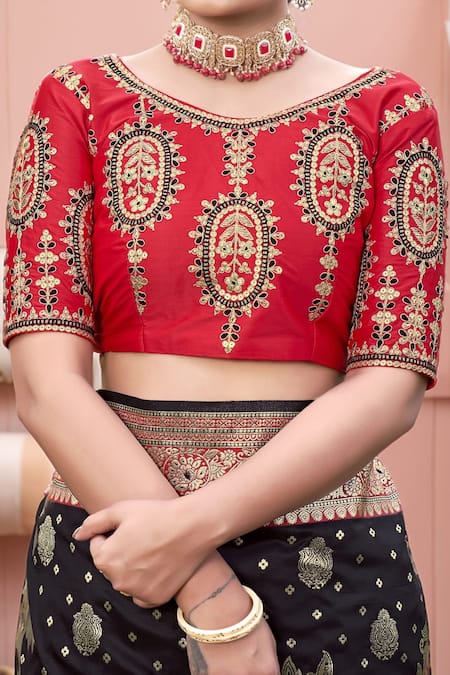 Naintara Bajaj Red Silk Embroidery, Zari Round Neck Black Floral Woven Banarasi Saree Set at Aza Fashions Naintara Bajaj_Red Silk Embroidery, Zari Round Neck Black Floral Woven Banarasi Saree Set _at_Aza_Fashions