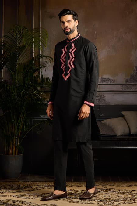 Shop Diyarajvvir Black Cotton Silk Thread, Zig-zag Embroidered Kurta With Pant at Aza Fashions Shop_Diyarajvvir_Black Cotton Silk Thread, Zig-zag Embroidered Kurta With Pant _at_Aza_Fashions