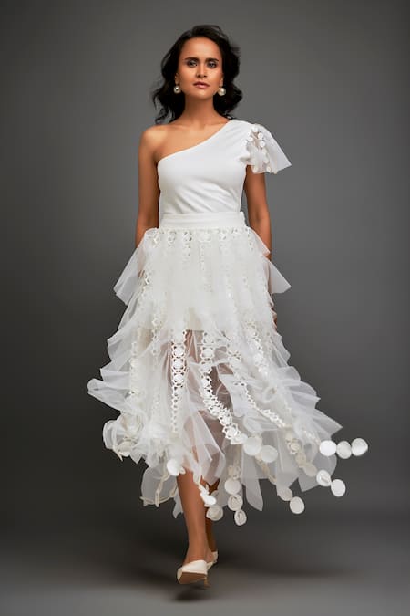 Deepika Arora White Net Tiered Tulle Skirt With 3d Applique at Aza Fashions Deepika Arora_White Net Tiered Tulle Skirt With 3d Applique _at_Aza_Fashions