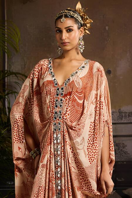 Diyarajvvir Beige Crepe Gulbahar V Neck Print Kaftan With Potli Bag Online at Aza Fashions Diyarajvvir_Beige Crepe Gulbahar V Neck Print Kaftan With Potli Bag _Online_at_Aza_Fashions