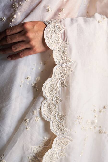 Shop Osaa By Adarsh White Organza Zari, Embroidery Sweetheart Neck Saree With Blouse Online at Aza Fashions Shop_Osaa By Adarsh_White Organza Zari, Embroidery Sweetheart Neck Saree With Blouse_Online_at_Aza_Fashions