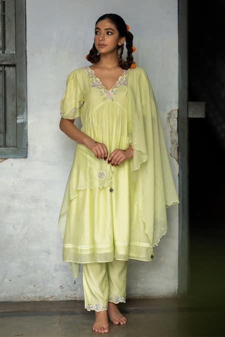 Tilsim By Sagarika Mehrotra_Green Chanderi Embroidery V-neck Floral Vine Anarkali Set _Online_at_Aza_Fashions