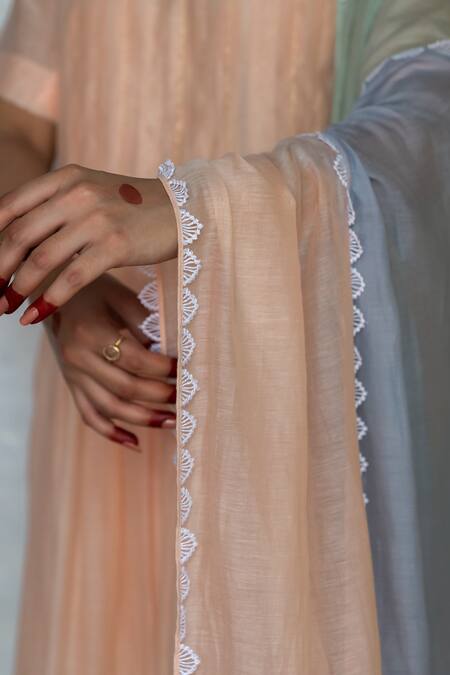 Tilsim By Sagarika Mehrotra_Peach Mul Chanderi Stitchline Round Ryka Embroidered Gathered Kurta Pant Set _Online_at_Aza_Fashions