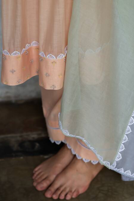 Buy_Tilsim By Sagarika Mehrotra_Peach Mul Chanderi Stitchline Round Ryka Embroidered Gathered Kurta Pant Set _Online_at_Aza_Fashions