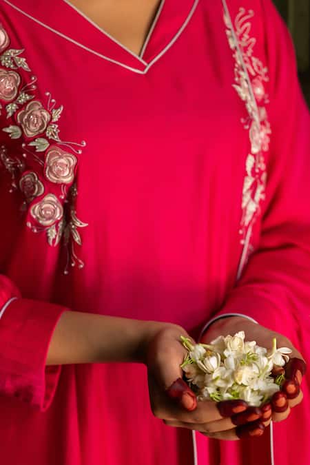 Tilsim By Sagarika Mehrotra_Pink Organza, Mul Chanderi Rosette V Neck Saanvi Embroidered Kurta Pant Set _Online_at_Aza_Fashions