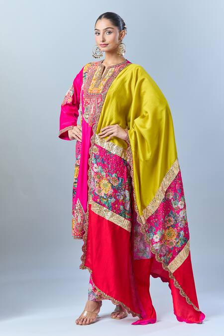 Buy_Debyani + CO_Pink Cotton Sequins, Beads, Embroidery Split V-neck Floral Print Kurta Set 