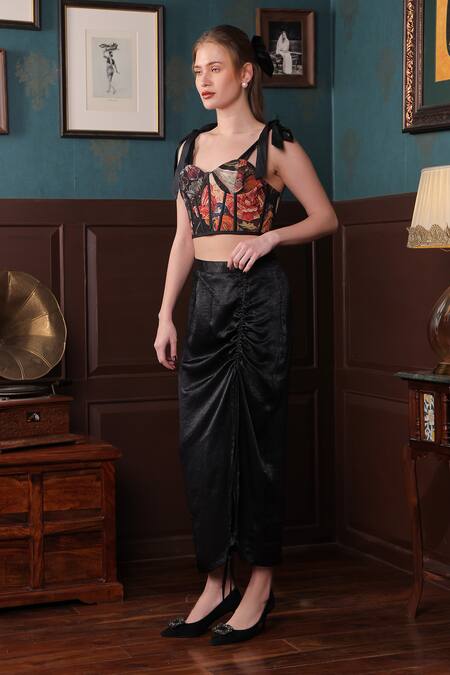 Buy Label Muslin Black Satin, Canvas Embroidery Sweetheart Neck Floral Bloom Corset And Skirt Set Online at Aza Fashions Buy_Label Muslin_Black Satin, Canvas Embroidery Sweetheart Neck Floral Bloom Corset And Skirt Set _Online_at_Aza_Fashions