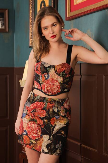 Buy Label Muslin Black Canvas Embroidery V-neck Floral Bloom Skirt And Corset Set Online at Aza Fashions Buy_Label Muslin_Black Canvas Embroidery V-neck Floral Bloom Skirt And Corset Set _Online_at_Aza_Fashions