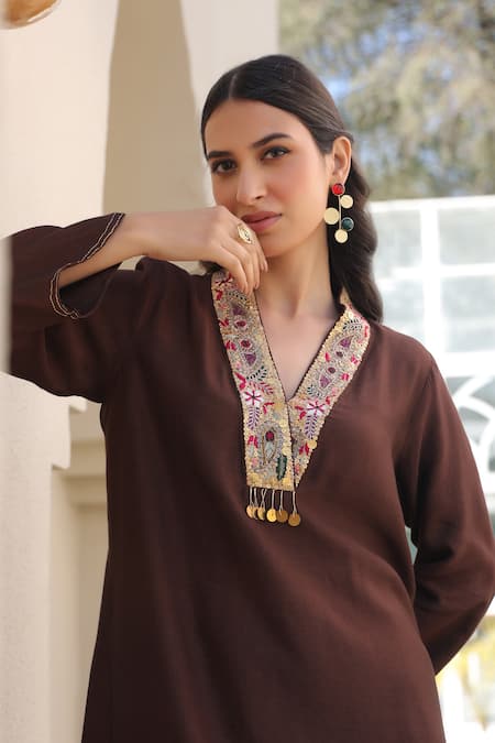 Label Niti Bothra_Brown Silk, Chanderi Zari, Embroidery V-neck Zardozi And Resham Kurta Set _at_Aza_Fashions