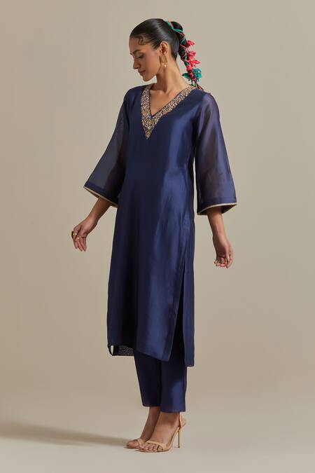 Vinusto Blue Handloom Cotton, Chanderi Zari, Embroidery V-neck Floral Kurta And Pant Set Online at Aza Fashions Vinusto_Blue Handloom Cotton, Chanderi Zari, Embroidery V-neck Floral Kurta And Pant Set _Online_at_Aza_Fashions