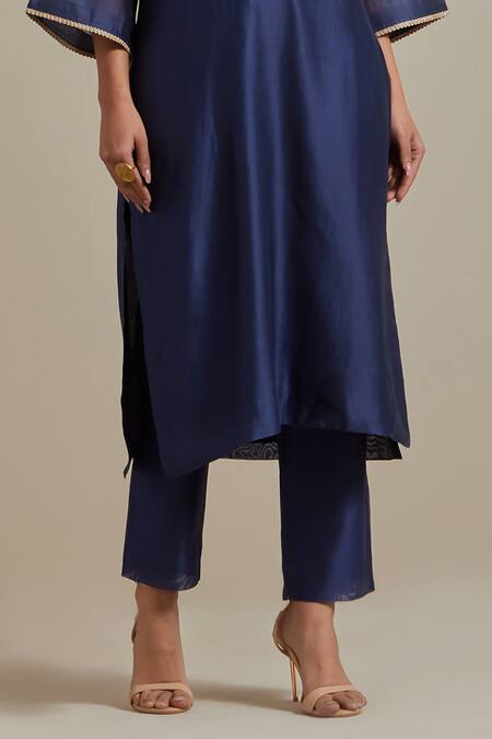 Vinusto Blue Handloom Cotton, Chanderi Zari, Embroidery V-neck Floral Kurta And Pant Set at Aza Fashions Vinusto_Blue Handloom Cotton, Chanderi Zari, Embroidery V-neck Floral Kurta And Pant Set _at_Aza_Fashions