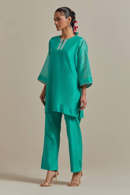 Vinusto_Blue Chanderi Embroidery, Lace Split V-neck Handwoven Short Kurta With Pant _at_Aza_Fashions