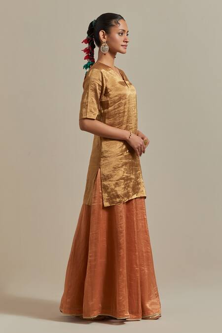 Buy_Vinusto_Gold Chanderi Lace V-neck Handwoven Zari Silk Short Kurta And Sharara Set 